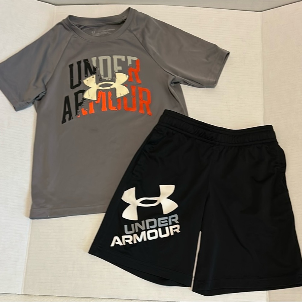 Under Armour  Sz YSX  Gray HeatGear Shirt and Black Logo Loose fit Shorts
